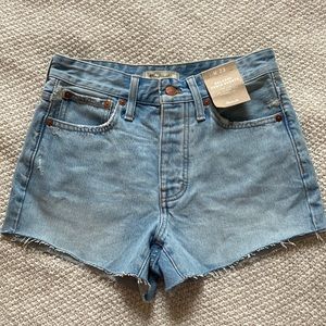 NWT Madewell relaxed jean shorts!! 28” waist